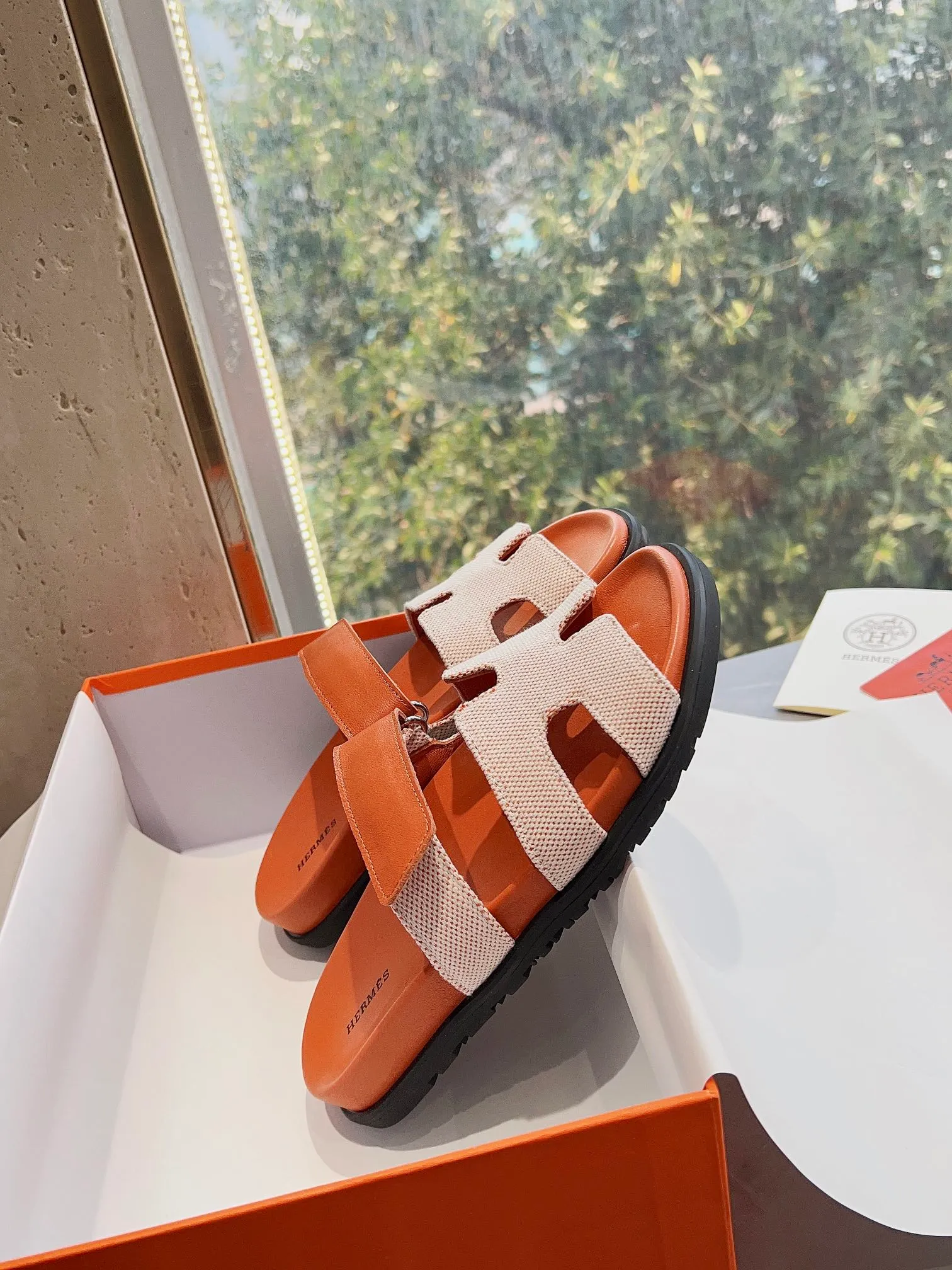 👟👟Ex-factory price 440👟👟 Men's size +10 H family 2024 spring and summer new style HERMES Hermes' recently popular couple's shoes, pig nose angle sandals and slippers, paired with various colorful socks, extremely trendy. Upper lining: imported original material. Outsole: non-slip and wear-resistant outsole. Size: Female 35-42 (40/42 non-returnable and non-exchangeable) Men’s size: 39-45 (45 is non-refundable and non-exchangeable)
